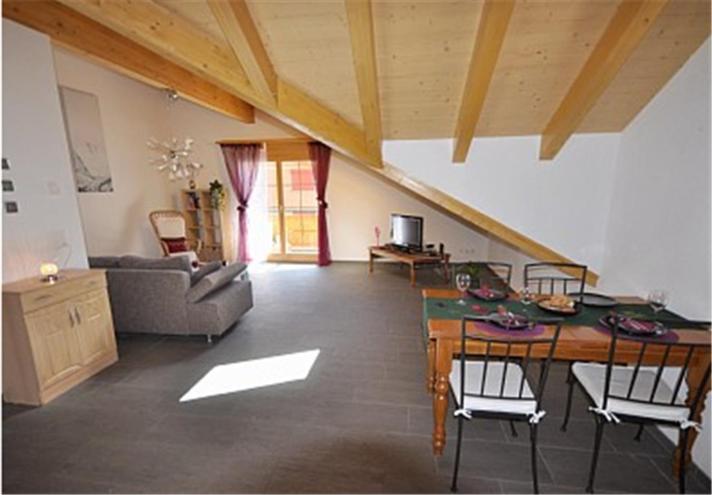 Charming Penthouse Lauterbrunnen Quarto foto